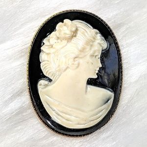 Vintage Jewelry - Vintage Cameo Brooch Vintage Jewelry - Vintage Cameo Brooch